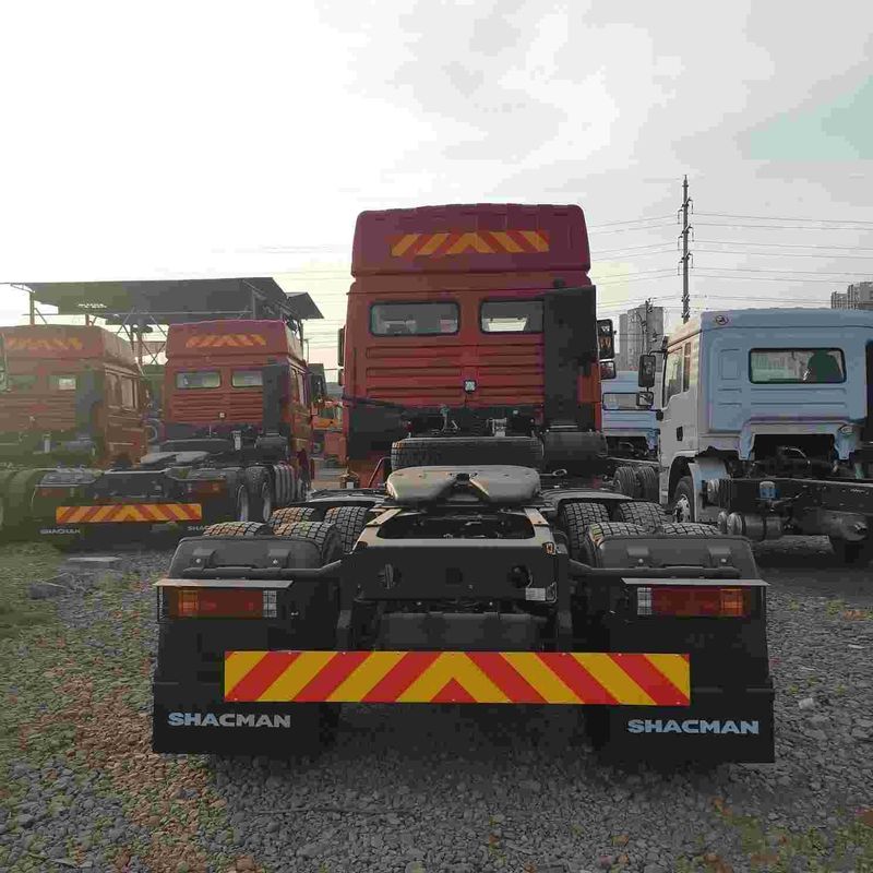 Rosso SHACMAN F3000 375HP Euro V 6 ruote motore di trattore 4x2 WEICHAI