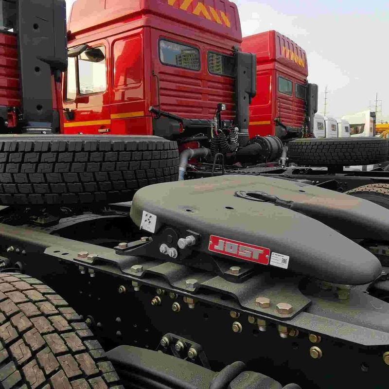Rosso SHACMAN F3000 375HP Euro V 6 ruote motore di trattore 4x2 WEICHAI