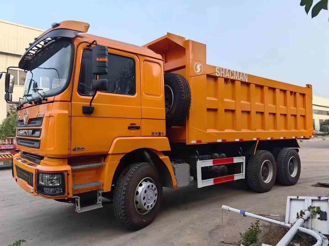 Neon Red Heavy Dump Truck Capacità 20 metri cubi Sistema di attenuazione delle collisioni MAN