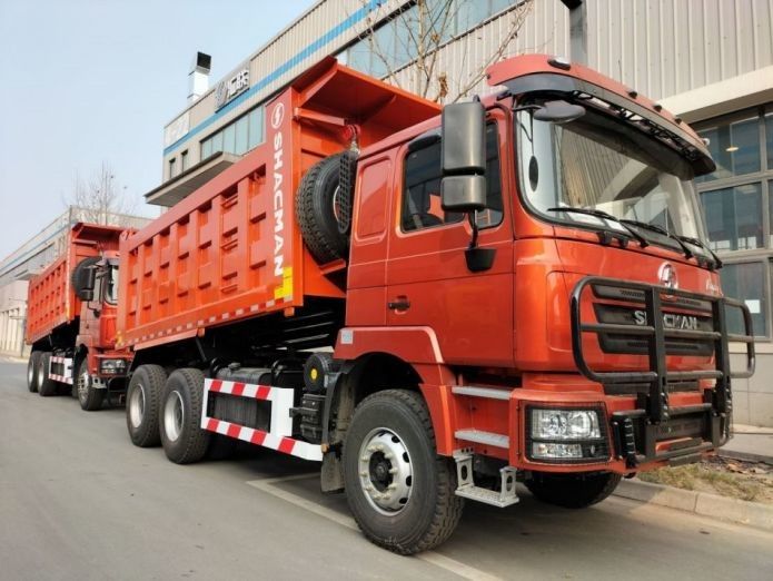 Camion pesante da 20 metri cubi in colore blu Klein con caratteristiche di sicurezza, sistema di attenuazione delle collisioni e capacità di carico