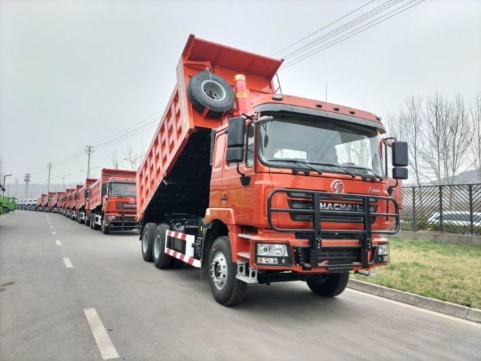 Neon Red Heavy Dump Truck Collision Mitigation System 25T Capacità 6x6 6x4 8x4 Drive Tipo 12 Ruote 1800 3200 1350mm Ruota