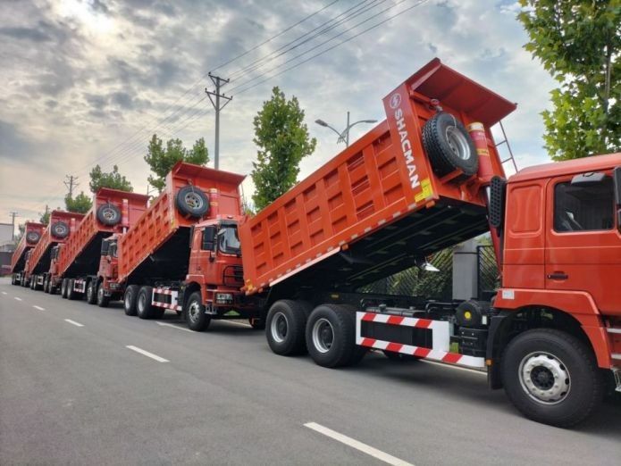 Neon Red Heavy Dump Truck Collision Mitigation System 25T Capacità 6x6 6x4 8x4 Drive Tipo 12 Ruote 1800 3200 1350mm Ruota