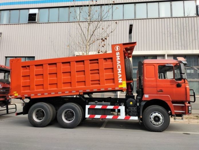 Neon Red Dump Truck 25 tonnellate Capacità 20 metri cubi Corpo di scarico MAN Asse Diesel